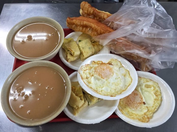 Tasting traditional Chinese soy milk breakfast in Taipei Living