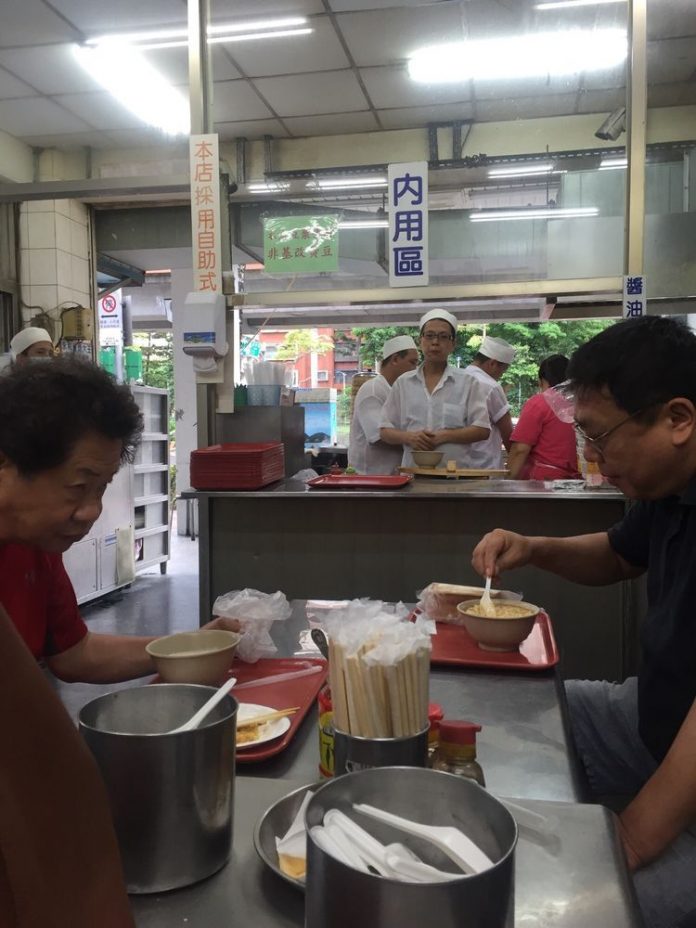 Tasting traditional Chinese soy milk breakfast in Taipei Living