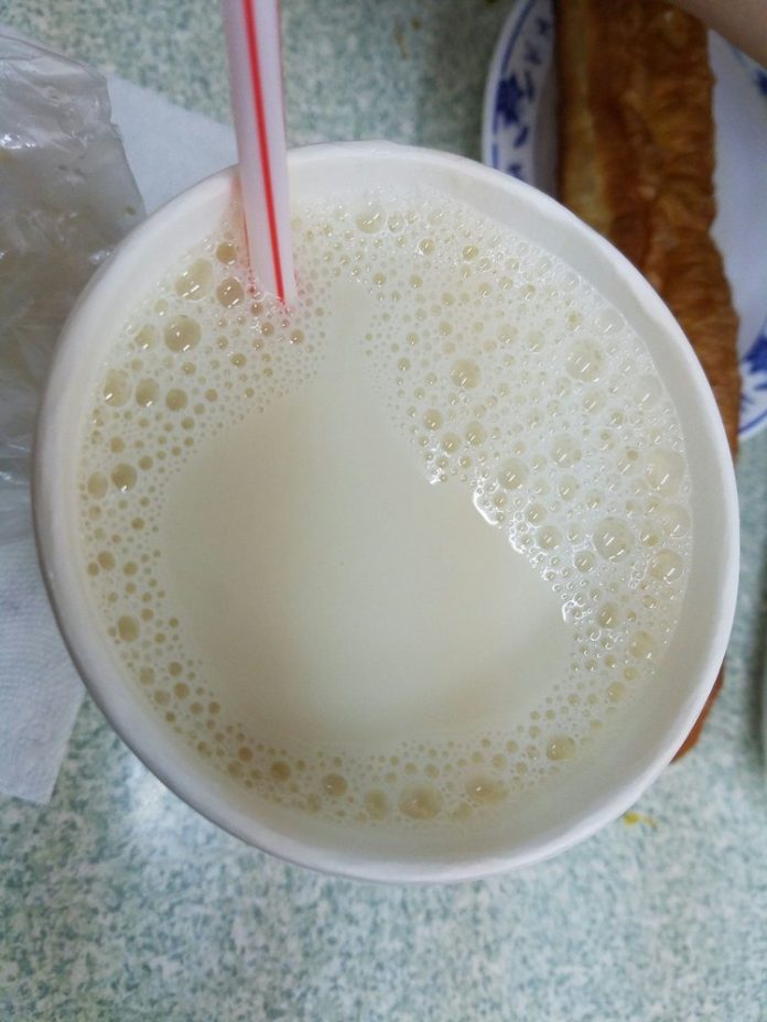 Tasting traditional Chinese soy milk breakfast in Taipei Living