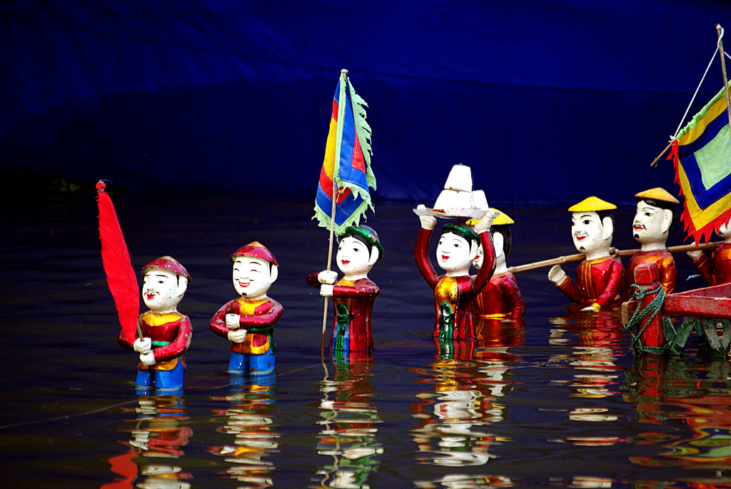  How to control the puppet is key to the art of water puppetry. The controller is hidden in the water, taking advantage of the water power, creating the remote control, giving audiences many strange and unexpected moments.