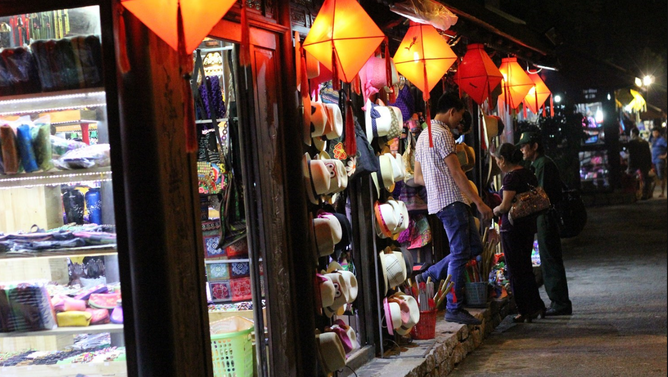 Nguyen Dinh Chieu walking street things to do in Hue at night