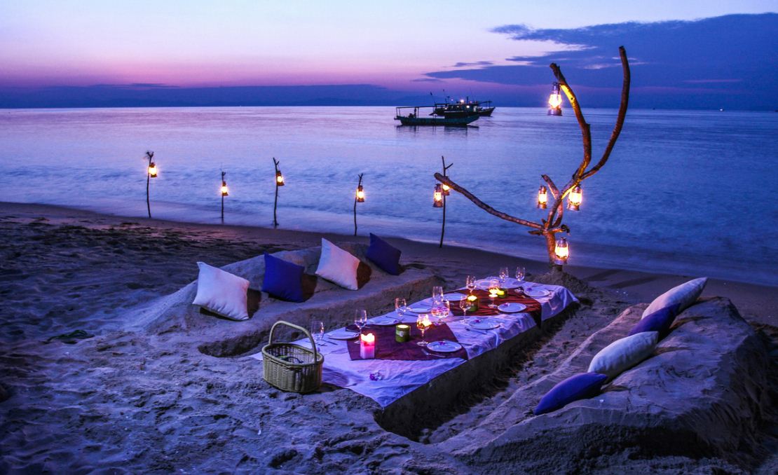 dining at the beach
