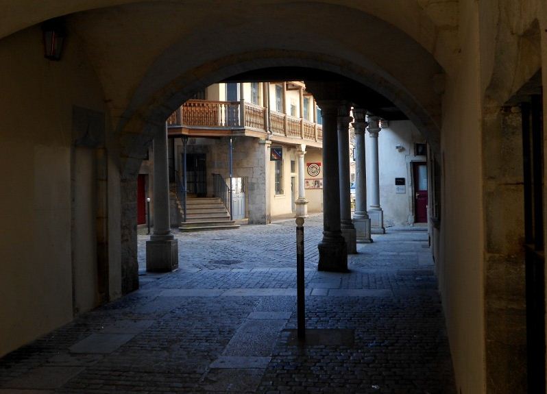 Ancien_Hotel_Champagney_yard court 4