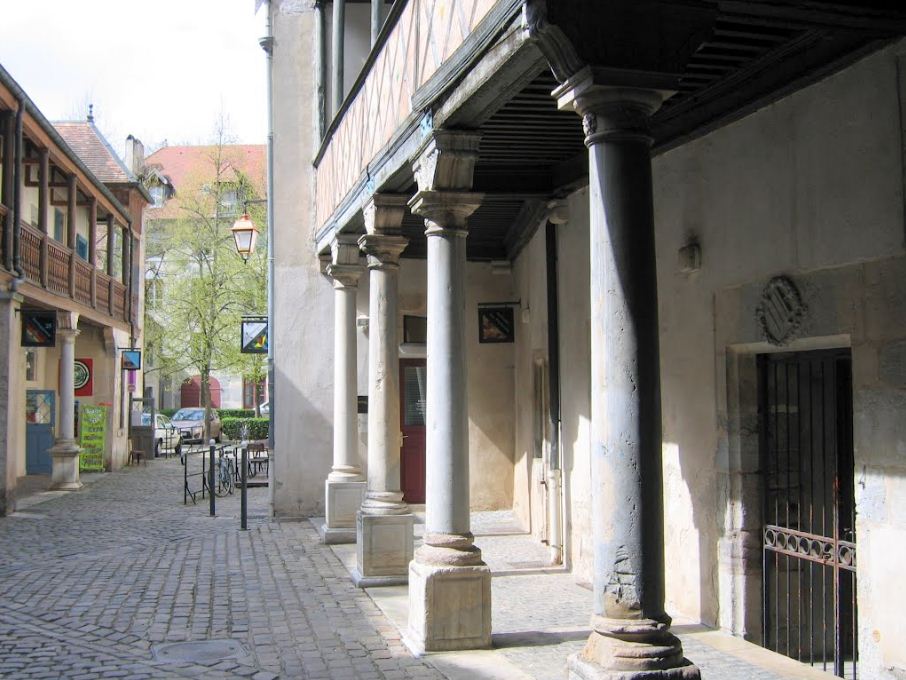 Ancien_Hotel_Champagney_yard court