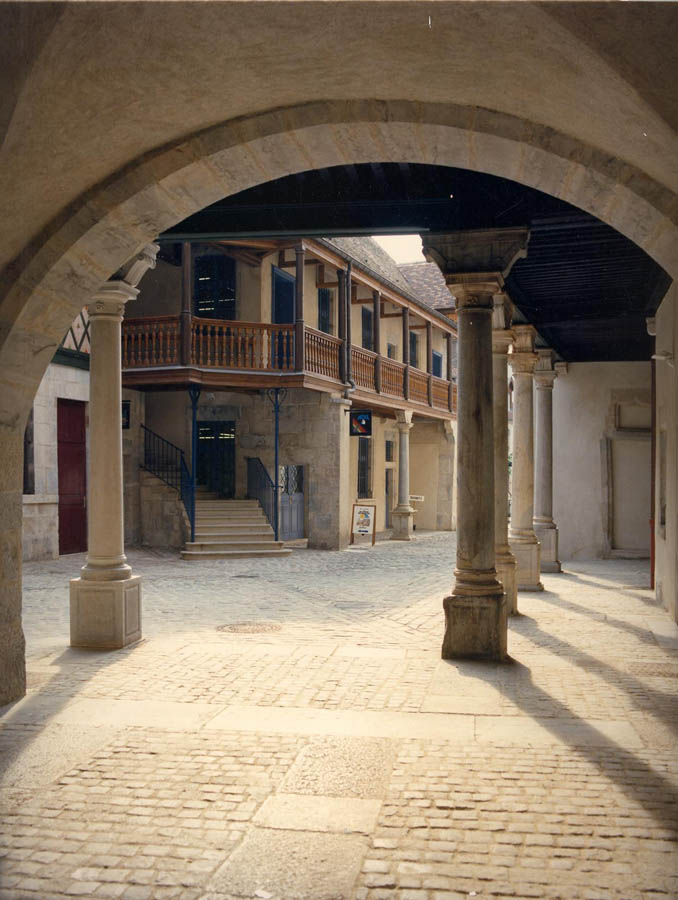 Ancien_Hotel_Champagney_yard