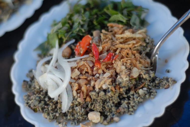 com hen mussel rice hue vietnam traditional food (1)