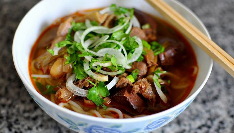 bun bo hue hue spciy noodle vietnamese street foods (1)