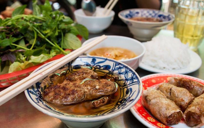 bun cha obama Vermicelli with grilled pork hanoi vietnamese street foods (1)