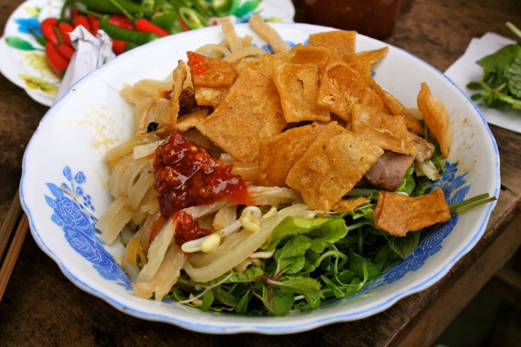 cao lau hoi an cao lau hoi an noodles vietnamese street foods (1)