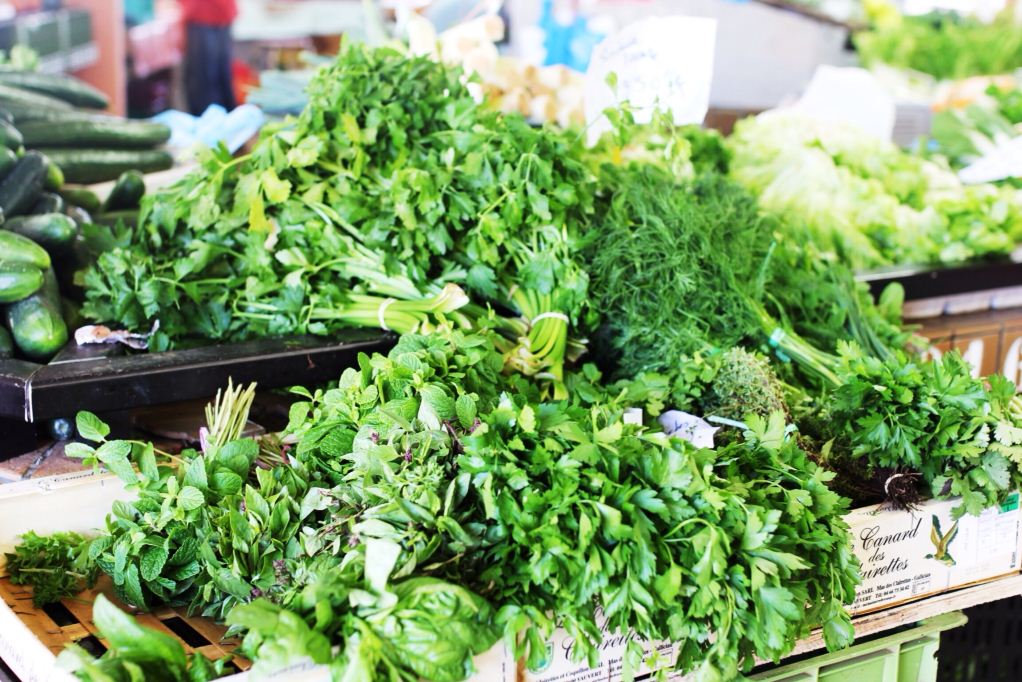 1herbs in vietnamese market vietnamese cuisine (2)