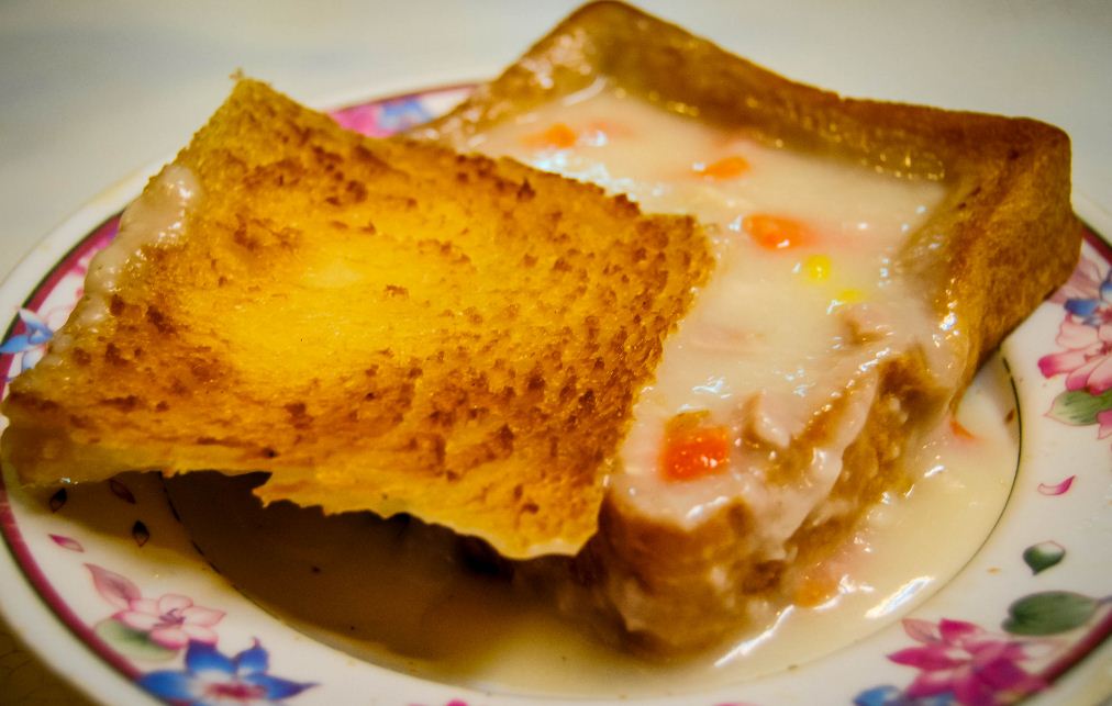 Guan Cha Bun (coffin bread). Image of street food around the world blog.