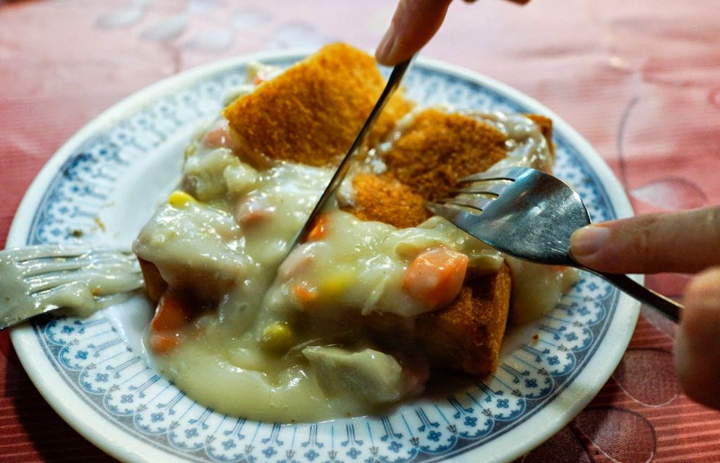 Guan Cha Bun (coffin bread). Image of street food around the world blog.