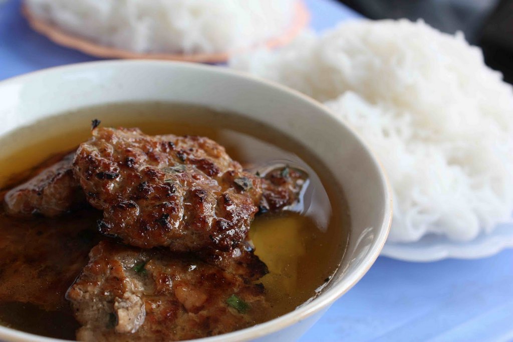 sinh tu-kebab rice noodle-bun cha-sinh tu-best kebab rice noodle in ha noi3