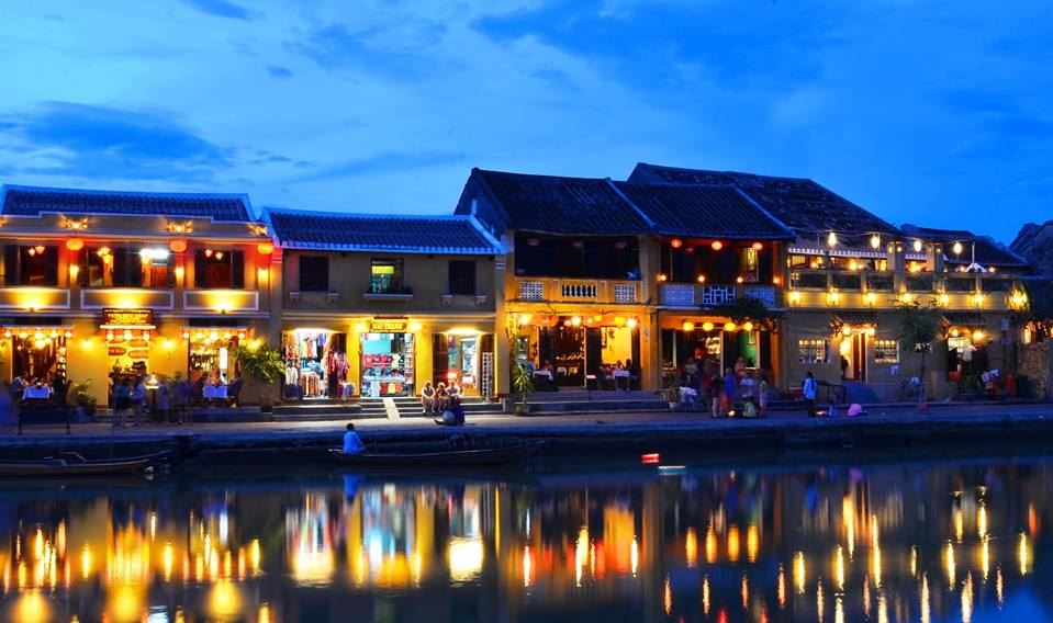 hoi an old town at night