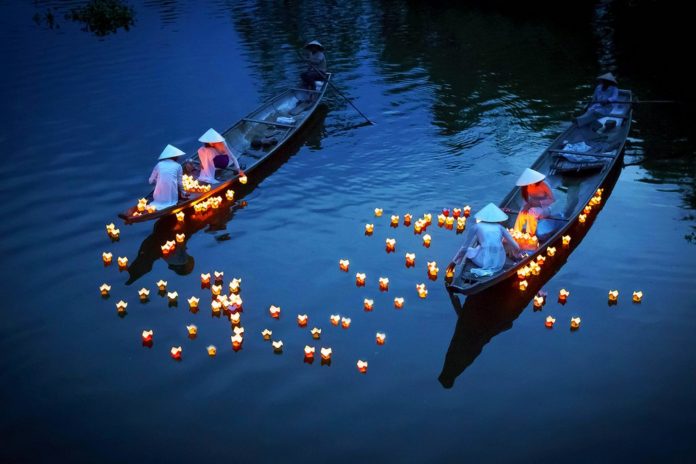 things to do in hoi an at night