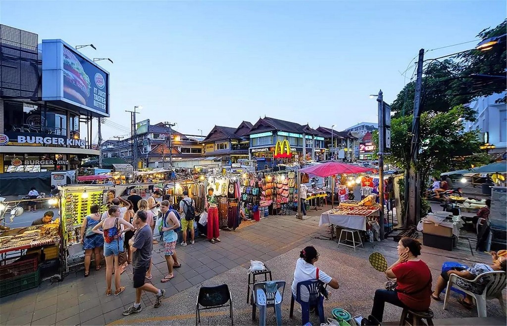 Night Bazaar night market chiangmai thailand8