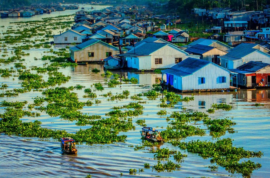chau doc floating village vietnam