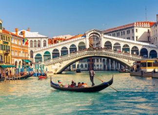 rialto bridge Gondola-near-the-Rialto-Bridge-Venice-Italy