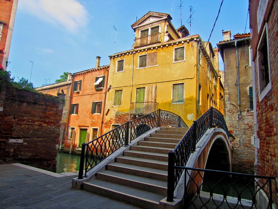 Italy-Venice-Street-Walking-2