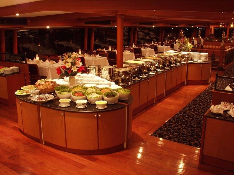 Photo by: Chao Phraya dinner cruise reviews blog.