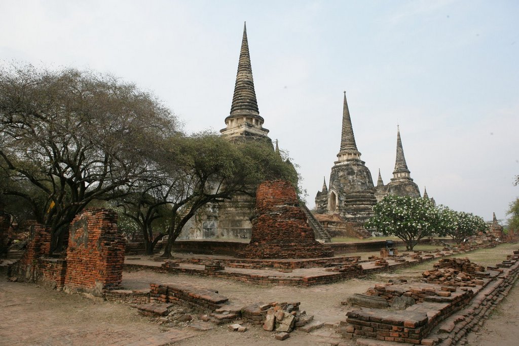 chedis-of-wat-phra-si-sanphet-ayutthaya-Thailan-2