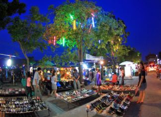 Enjoy-shopping-at-Phukets-most-famous-night-market4