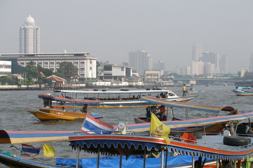 bangkok-river-taxi-56a379115f9b58b7d0d21a40