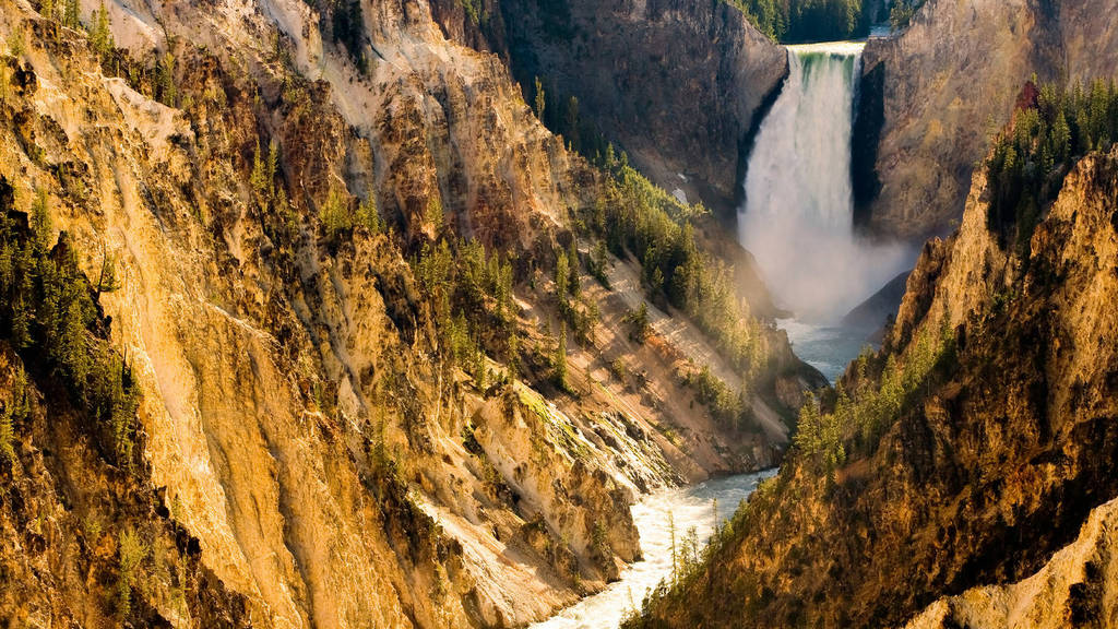 Visit Yellowstone - the first national forest in the world4