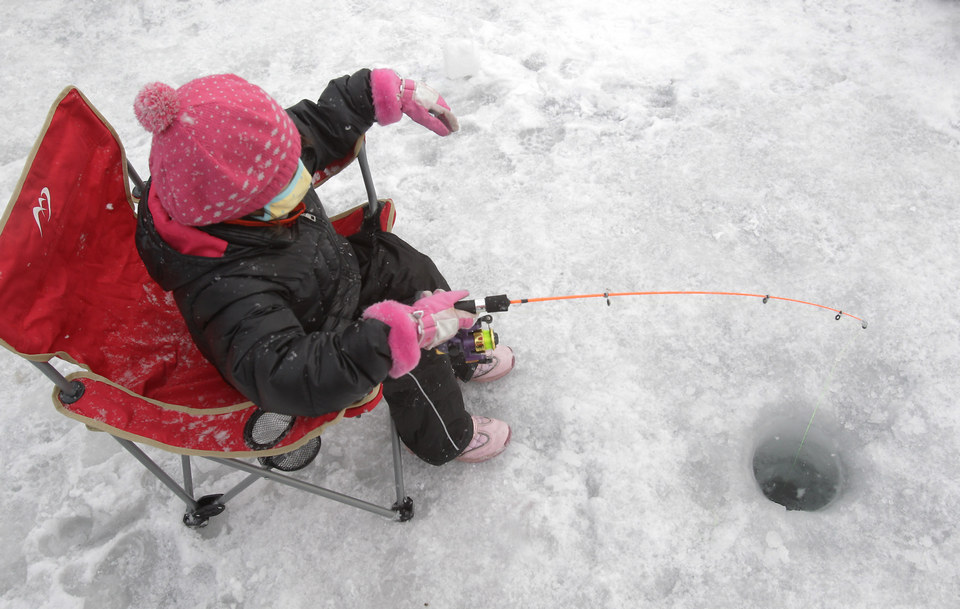 go fishing-in-winter-korea1