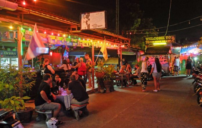 Karon-beach-nightlife3 - Living + Nomads – Travel Tips, Guides, News 