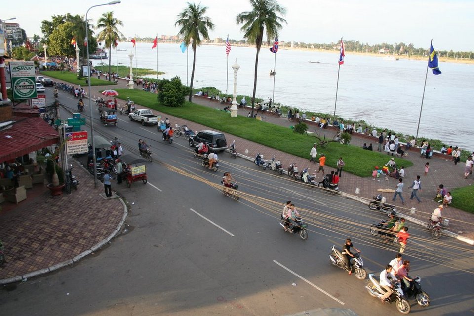 sisowath-quay-in-phnom-penh3