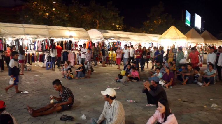 People seat in groups and enjoy special food in Phsar Reatrey night market 3