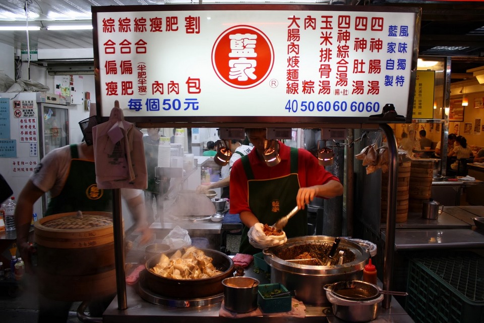 Shoper is making a Gua Bao at Lan Jia's Gua Bao store taiwan must eat taiwan food blog must eat food in taiwan
