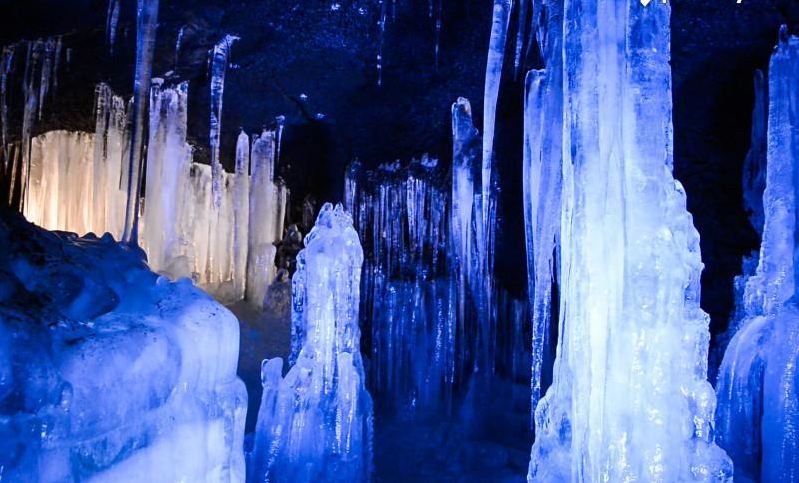 Narusawa-hy0ketsu Ice Cave