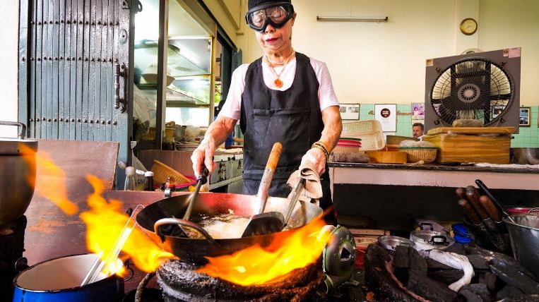 thai street food michelin star Madam Jay is making Jay Fai Crab omelette