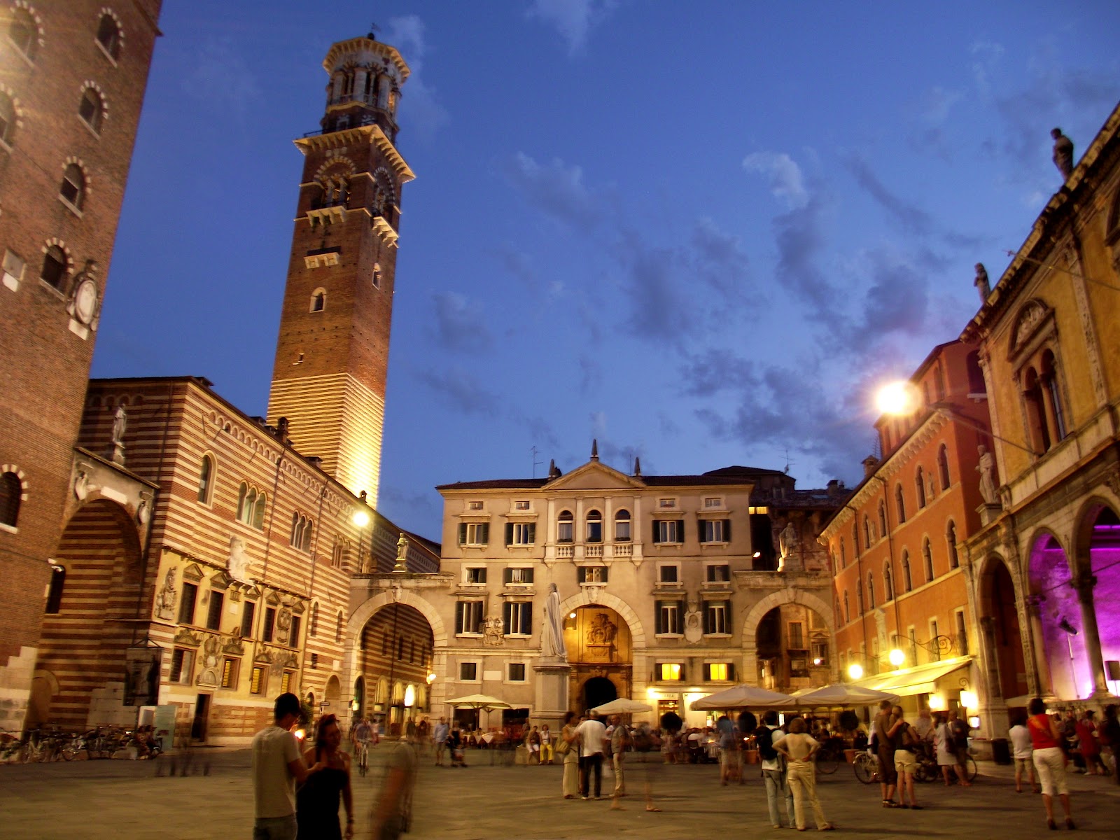 Piazza-Dante-Verona-Hotel-Albergo-Fontana