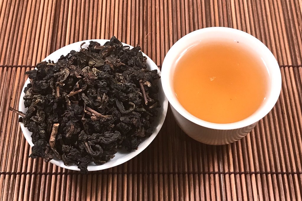 Темный улун. Тегуаньинь черный дракон. Чай молочный улун черный. Чай черный дракон Тегуаньинь зеленый чай. Красный улун чай.