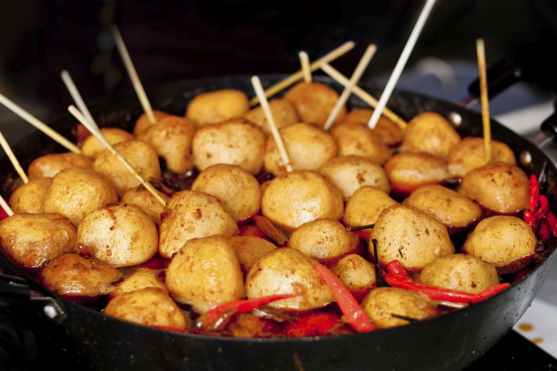 Curry Fish Balls-hong kong-street food6 hong kong street food blog hong kong must eat street food
