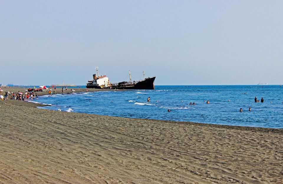 shipwreck-at-the-cijin-beach-kaohsiung-taiwan