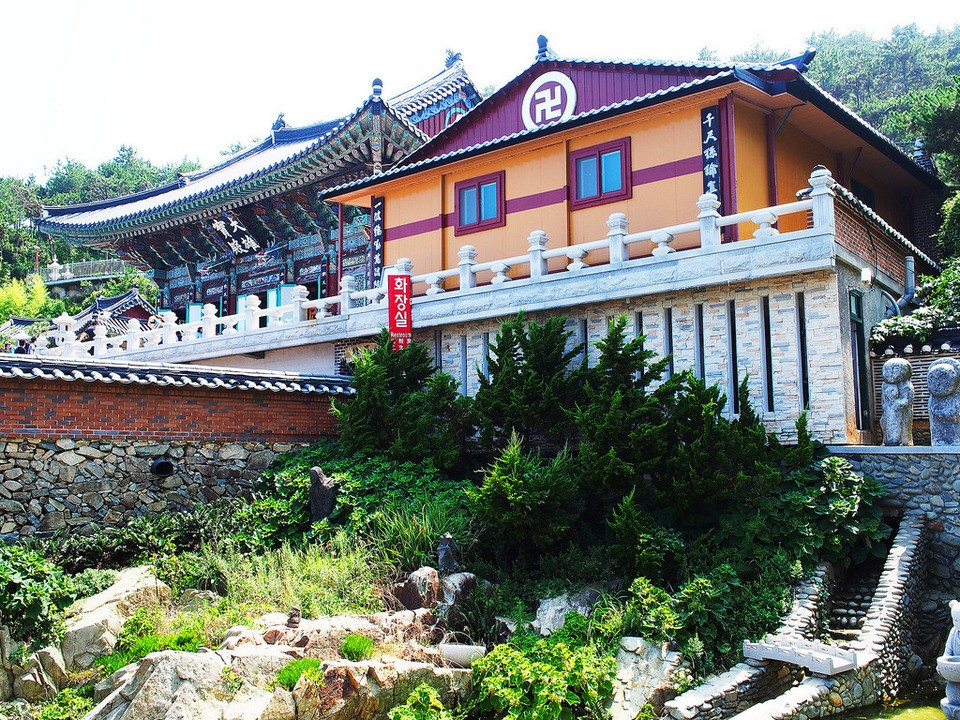 Haedong Yonggungsa temple Korea 