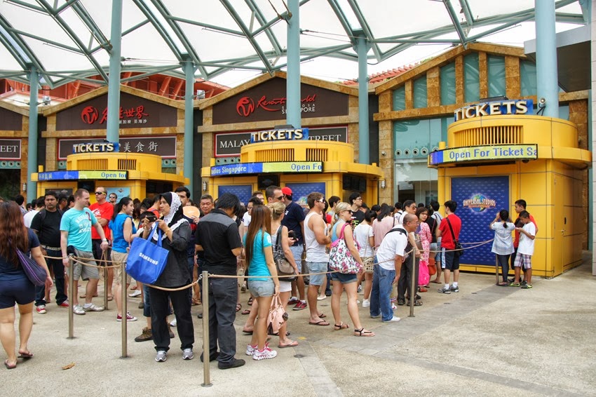 Long queues singapore travel