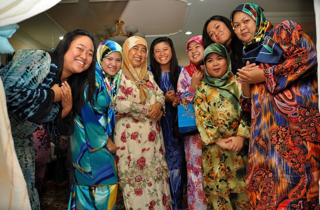 Muslim_women_in_tudungs_at_an_engagement_party,_Brunei_-_20100531