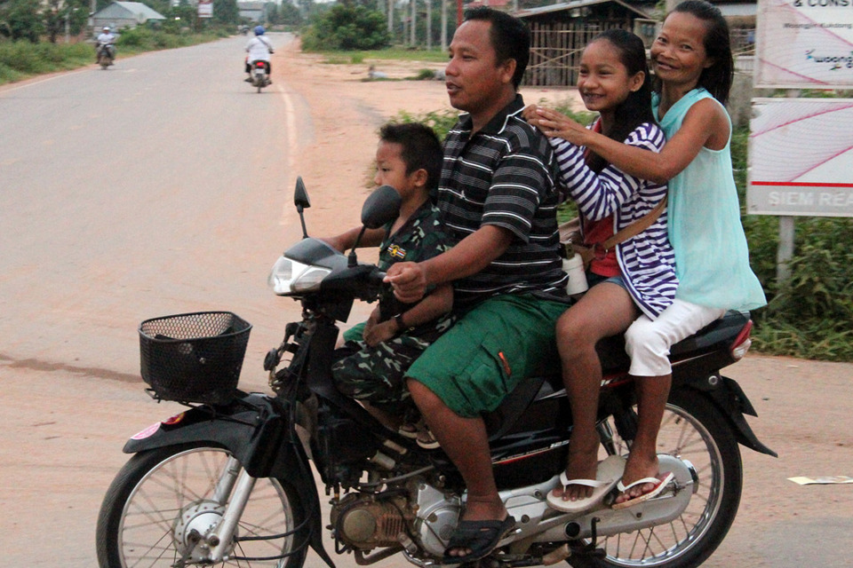 siem-reap-motorbike-family