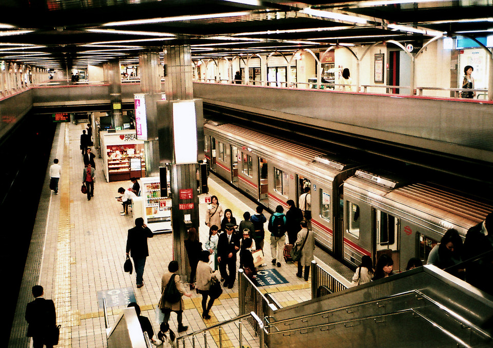 Osaka subway station, Midosuji Line © mujitra