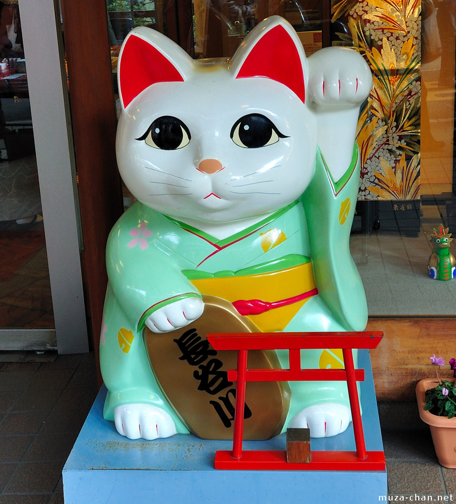 Maneki Neko – Japanese Lucky Cat best things to buy in japan best items to buy in japan best gifts to buy in japan must buy in japan