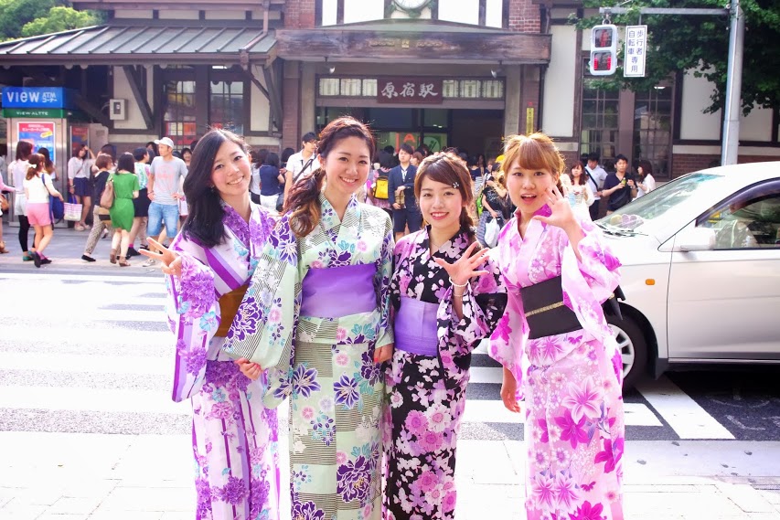 No Japanese Girl spend summer without wearing YUKATA!