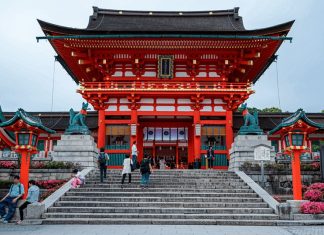 fushimi-inari-taisha-shrine-kyoto-japan