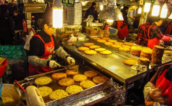 Korea famous market — 10 traditional, famous & best markets in Korea you should visit bindaetteok_at_gwangjang_market_in_seoul1