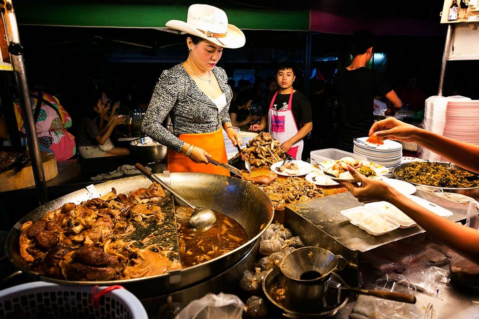 Image by: best places to eat chiang mai blog. Cowboy Hat Lady at Khao Kha Moo