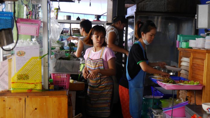 Nong Bee’s Burmese Restaurant & Library chiang mai (14)